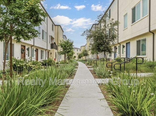 Photo - 5480 Shorefront Dr