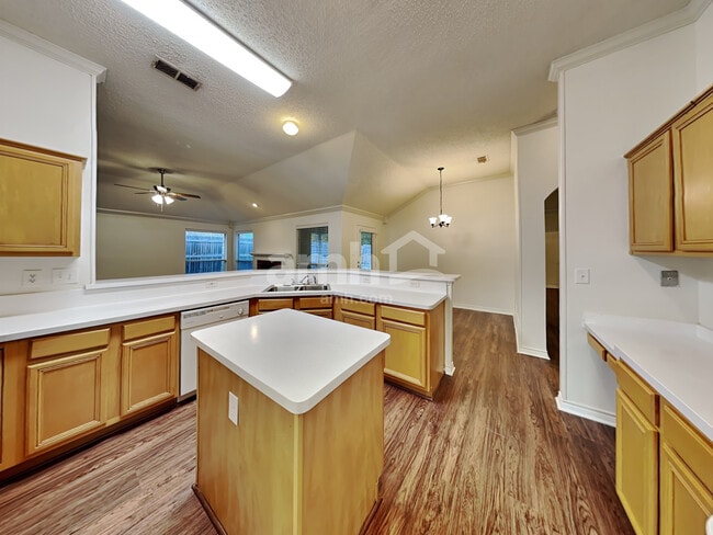 4709 Shadow Crest Dr