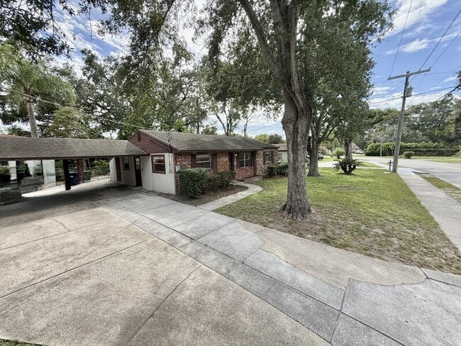 1502 W Country Club Dr