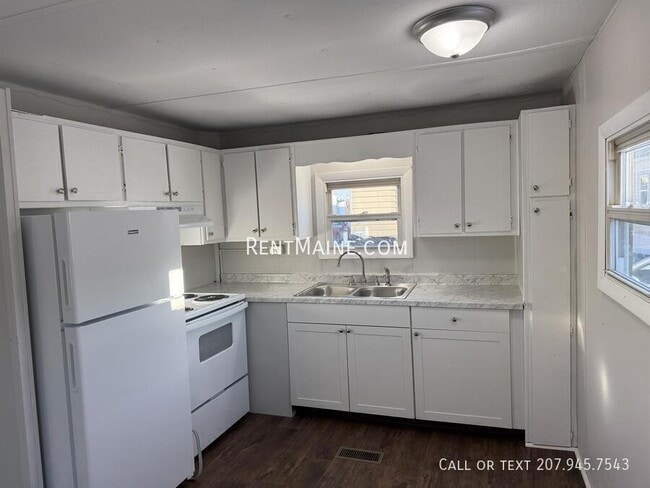 Building Photo - 681 Main Rd N