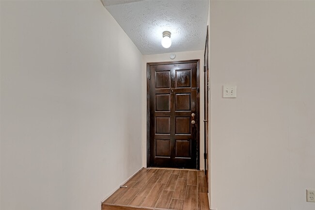 Photo - 2102 Creekshire Dr