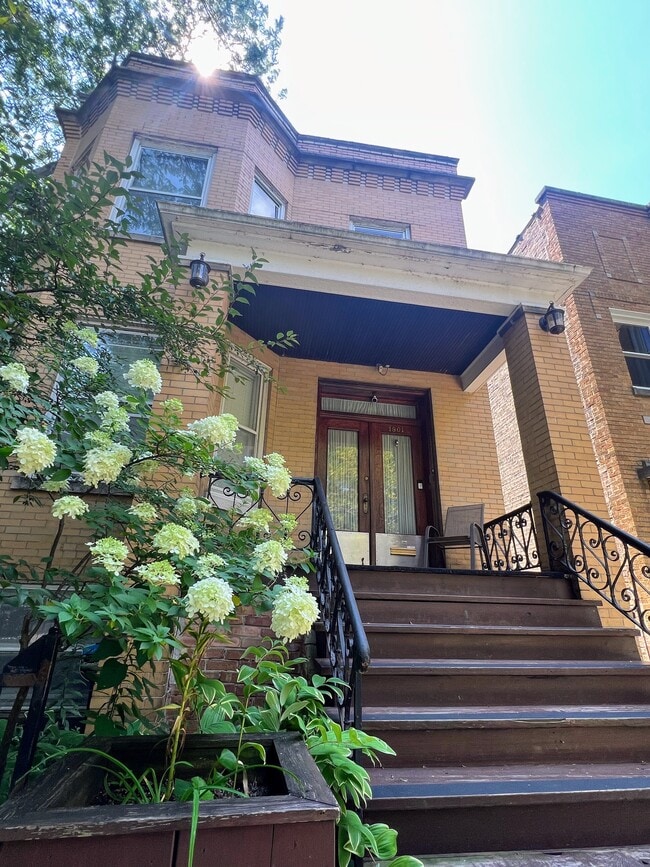 Building Photo - 4120 N Wolcott Ave Unit 1901 W Warner 1F Rental