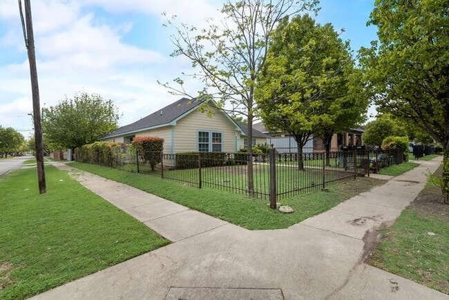 Building Photo - East Dallas Duplex Rental