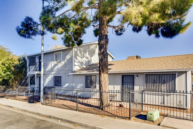 Building Photo - Redone STUNNING 1st floor Apartment! Unit A