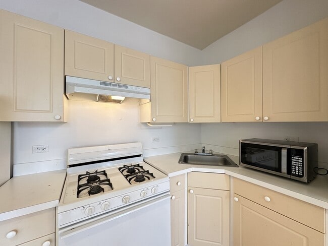 Photo - 909 W Dakin St Unit J01W