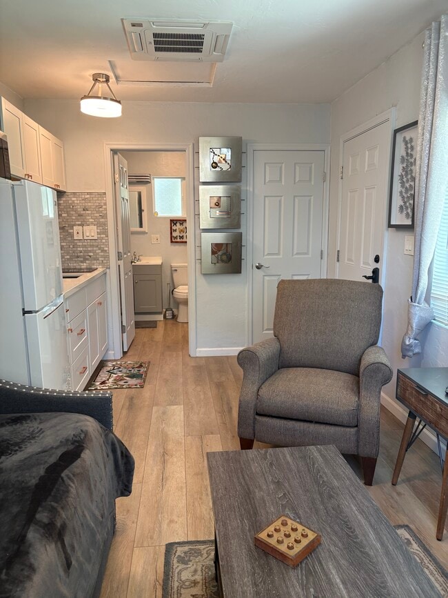 Studio Apt B - 435 Lincoln Ave Unit B
