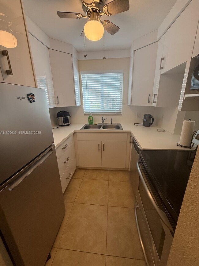 Building Photo - 2860 NE 14th Street Causeway Unit 406D