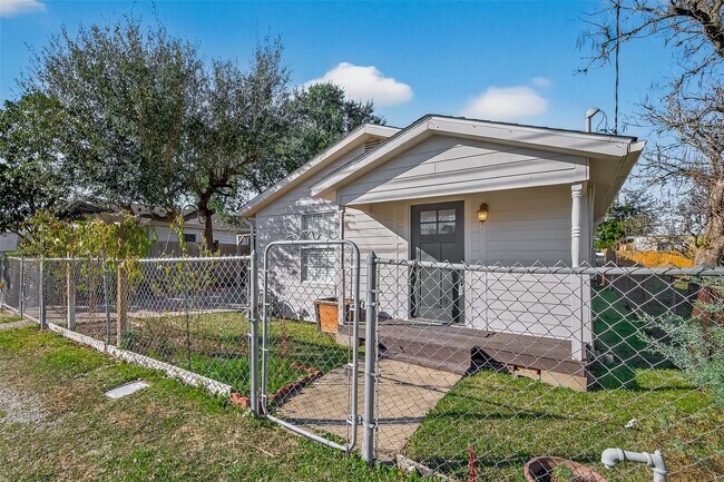 Photo - 705 Center St