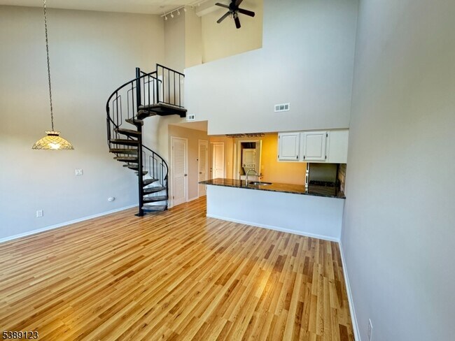 Building Photo - 2 Stowe Ct Unit 6