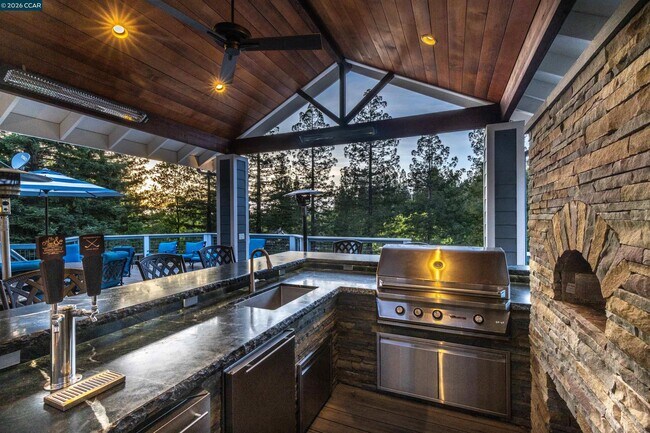 Photo - 2324 Saddleback Dr