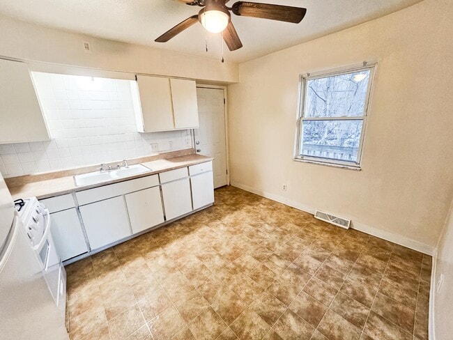 Photo - 1695 Leighton Ave