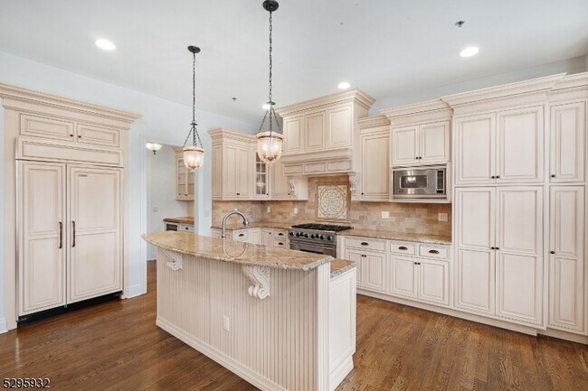 Photo - 12 Howland Ter