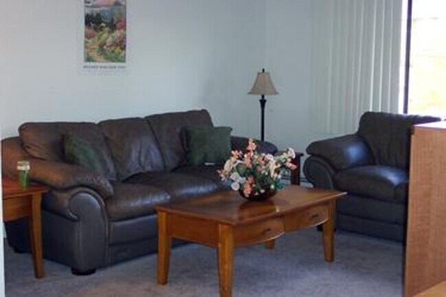 Building Photo - Fully Furnished 2-bed Apartment for Rent Just 1 Block South of Campus