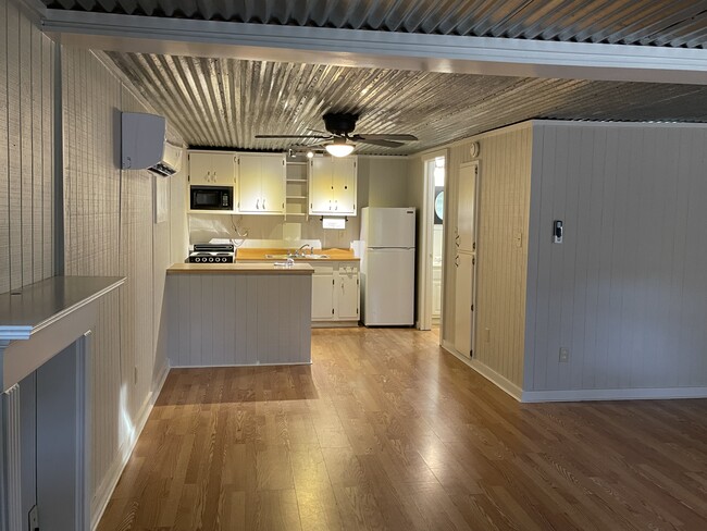 Photo - 600 SE Front St