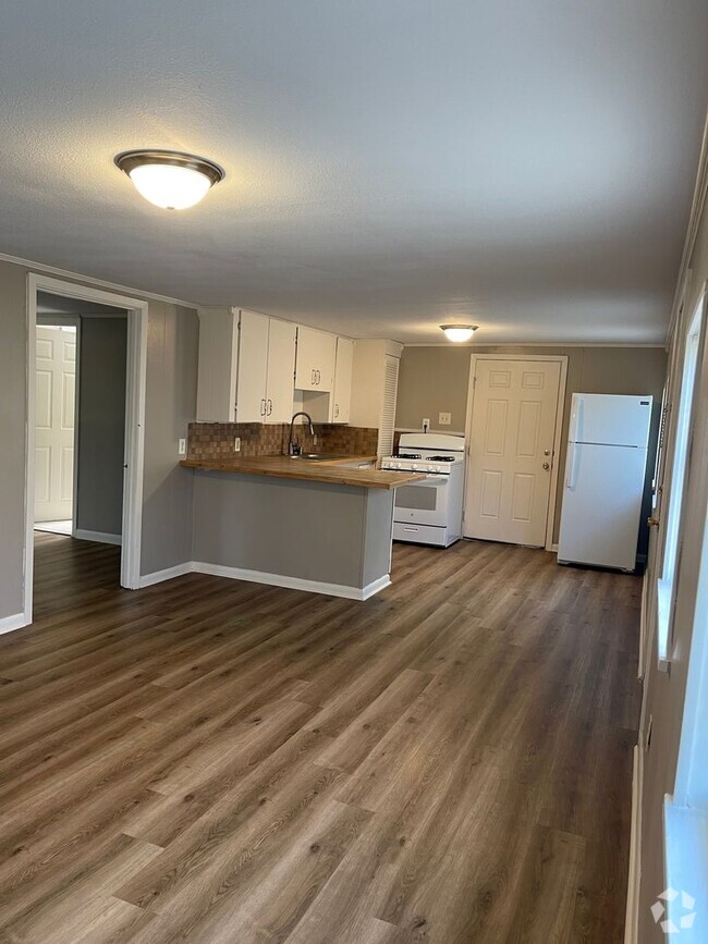 Building Photo - Huge One Bedroom House