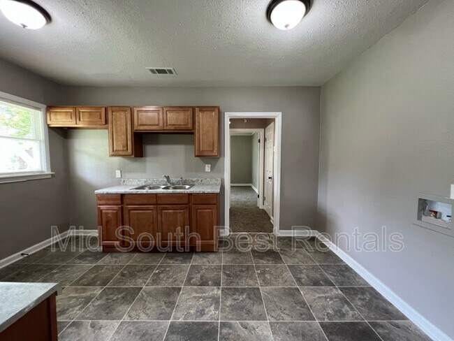 Photo - 875 N Holmes St