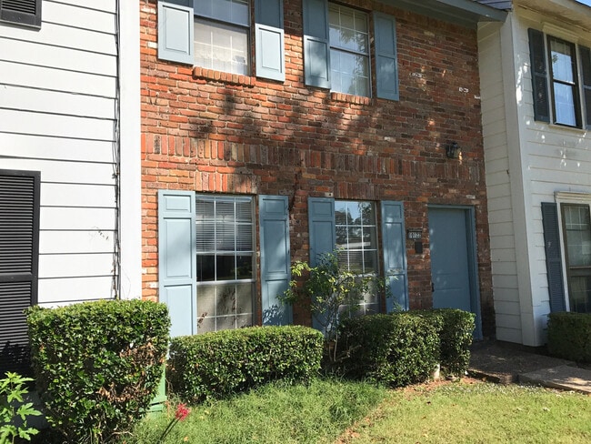 Building Photo - 2BR/1.5BA River Oaks townhome for lease by...