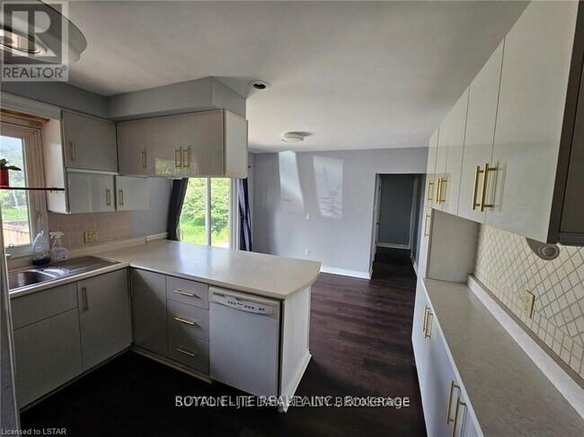 Photo - 385 Beachwood Ave