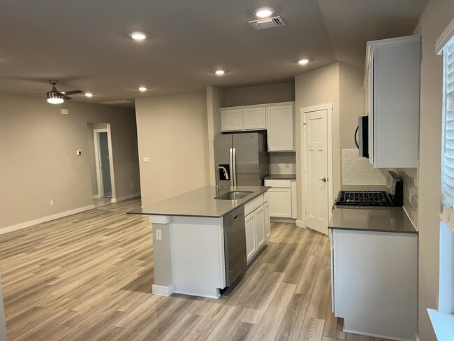 Photo - 416 Coda Xing