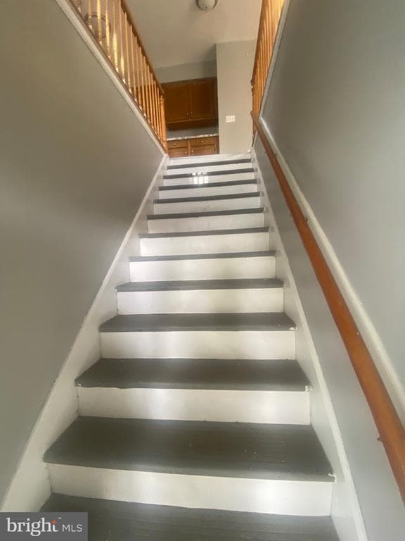 Photo - 880 W Oak St