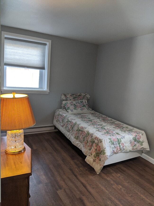 Bedroom 1 - 13 W Market St Unidad 2