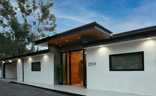 Photo - 2515 Thames St