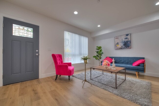 Photo - 11730 Hamlin St Unidad 11732 Hamlin