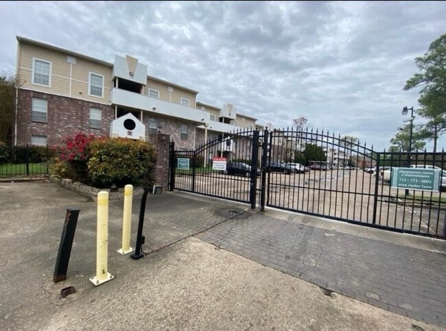 Building Photo - 6666 Harbor Town Dr Unit B106