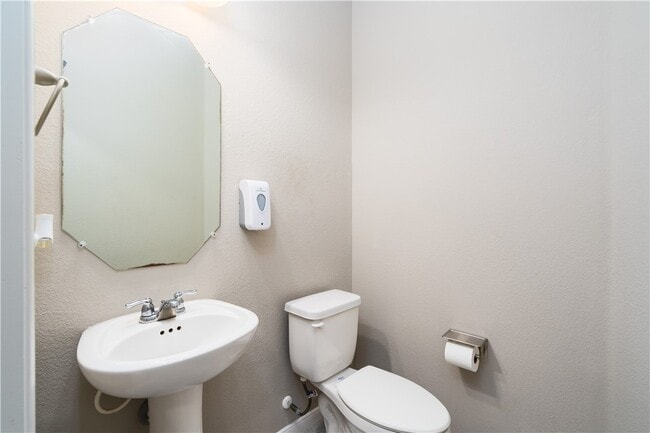 Half Bath - 3240 E Whitestone Blvd Unidad 48