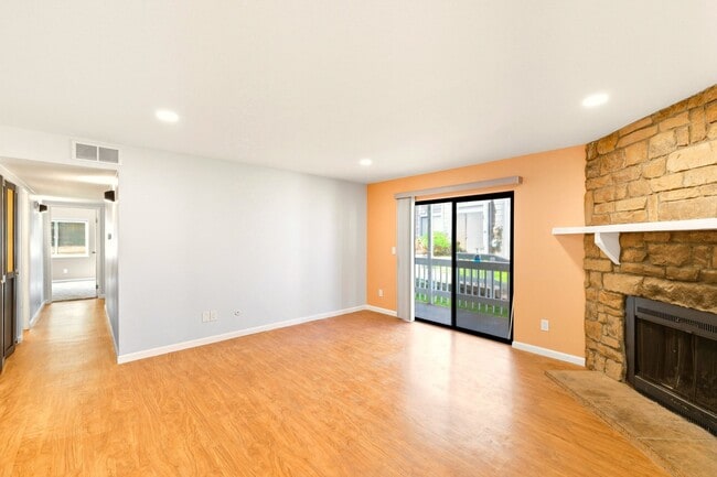 Building Photo - Fully Remodeled 3Bedroom, 2 Bathroom Condo...