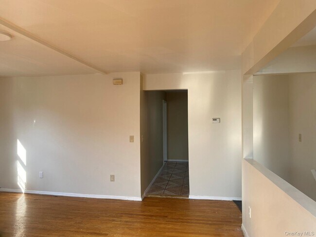 Photo - 111-15 205th St Casa Adosada