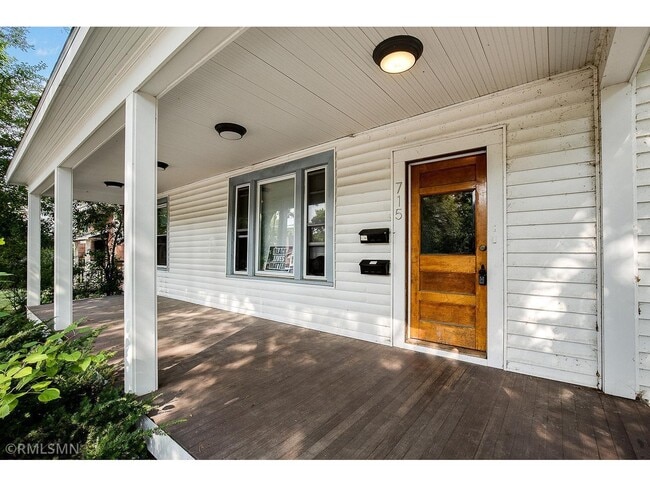 Photo - 715 6th Ave SE Unit Upper