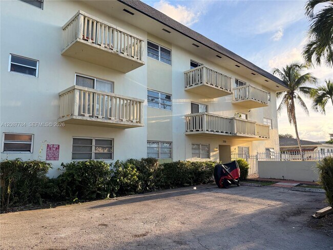 Building Photo - 770 NE 128th St Unit 304