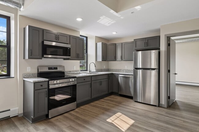 Building Photo - 321 6th St E Unit 3