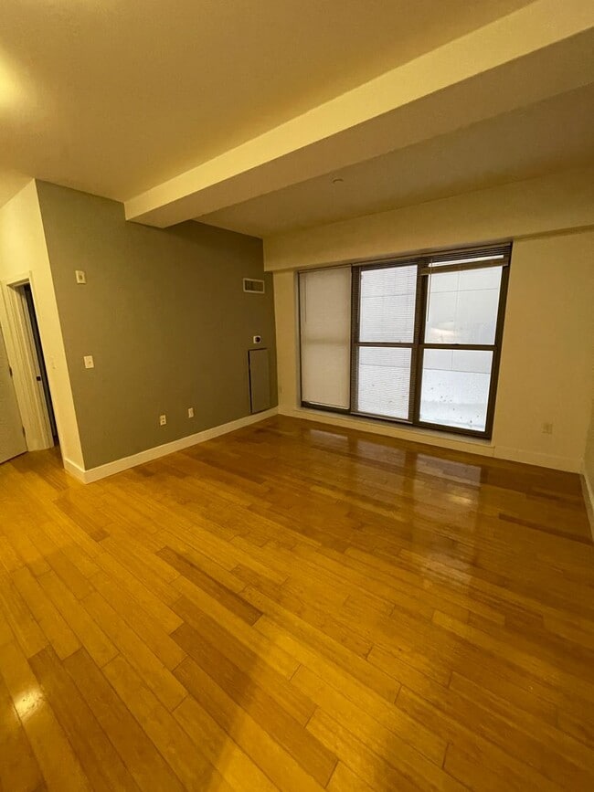 Photo - 1081 Boylston St