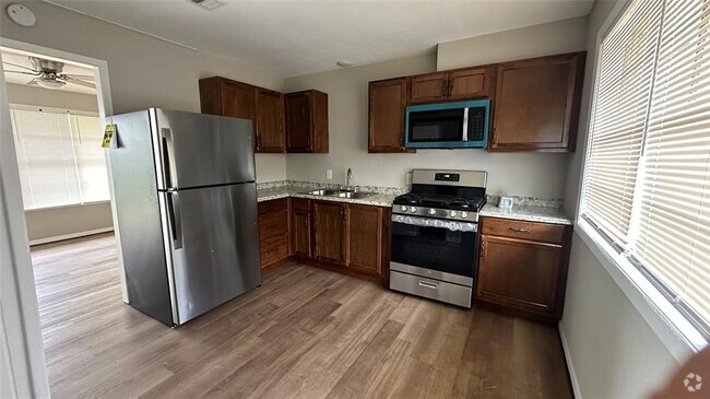 Building Photo - 402 Bacon St Unit 1 Rental
