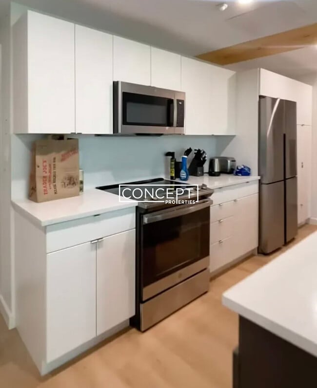 Building Photo - 17 E Lenox St Unit 605B