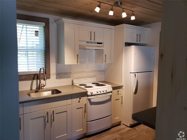 Building Photo - 591 Main St Unit Apt. B