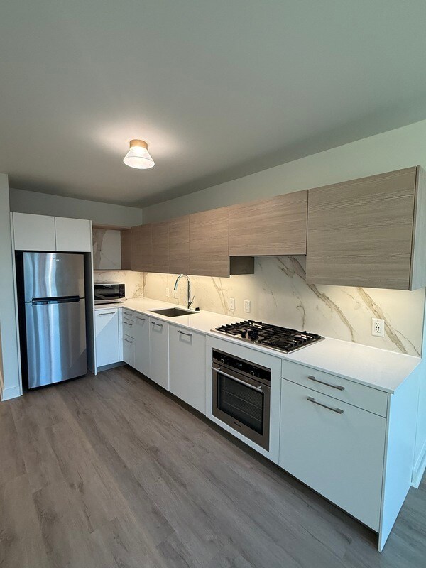 Photo - 641 W Lake St