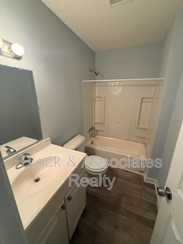 Photo - 1974 Lakeview Rd Unit Apt 3