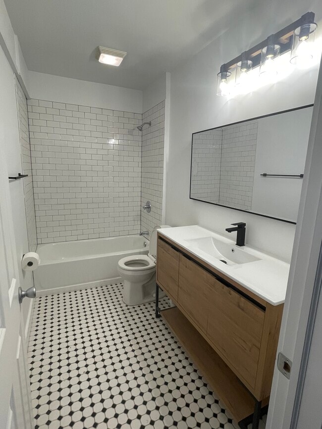 Full bath - 7 E Franklin St Unit 3