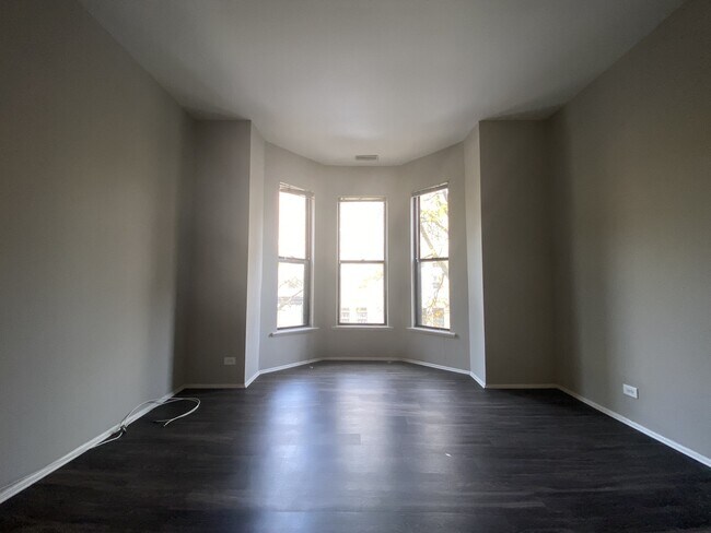 Beautiful windows in the living area - 1732 North Halsted