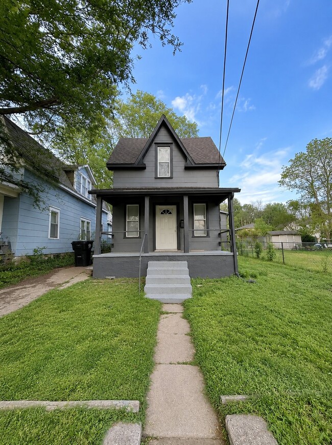 Building Photo - 121 S Fuller St