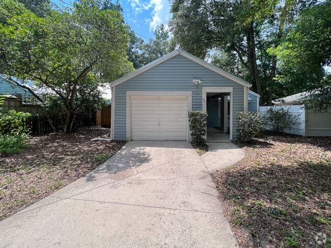 Building Photo - 2/1.5 Pet Friendly House With Fenced Yard ...