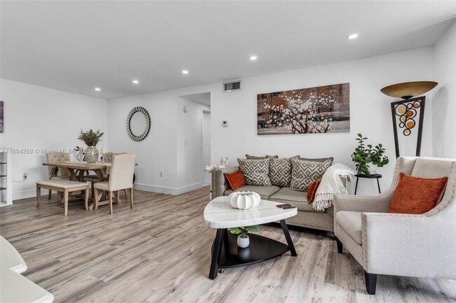 Photo - 9310 Fontainebleau Blvd Unidad 201