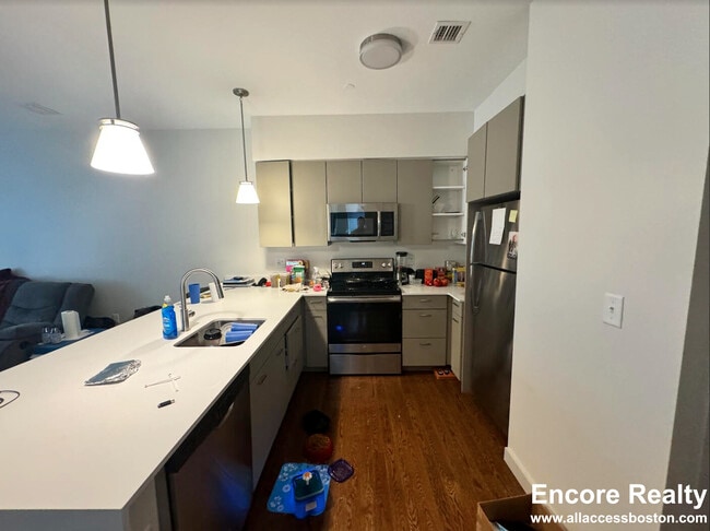 Building Photo - 77 Thorndike St Unit 206