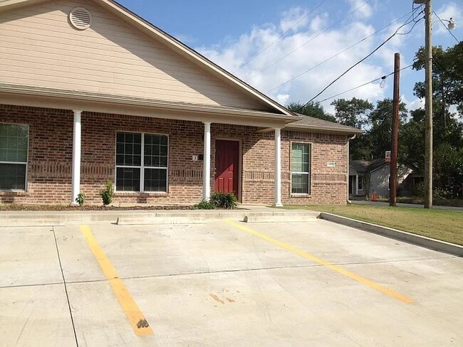 Building Photo - 681 N Bradford St