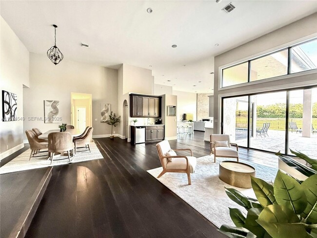 Photo - 400 Alexandra Cir