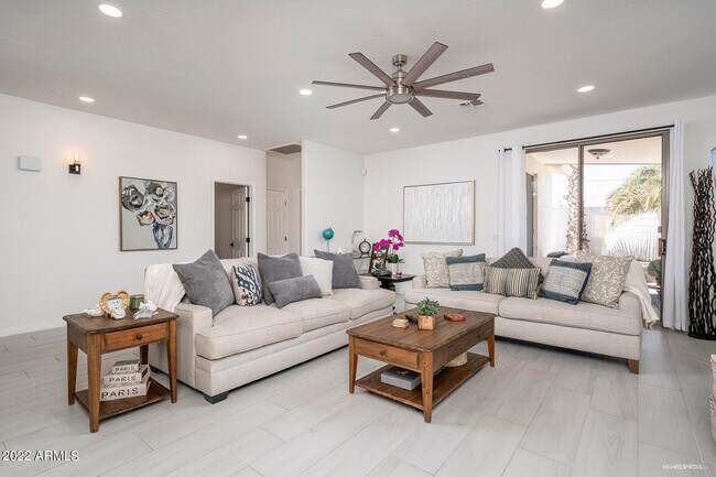 1036 E Susan Ln