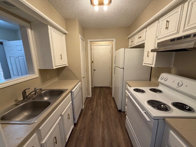 Photo - Townhome Located In Shadow Hills Near Take-Out, Walmart & Minutes from W. Loop 289 Access!